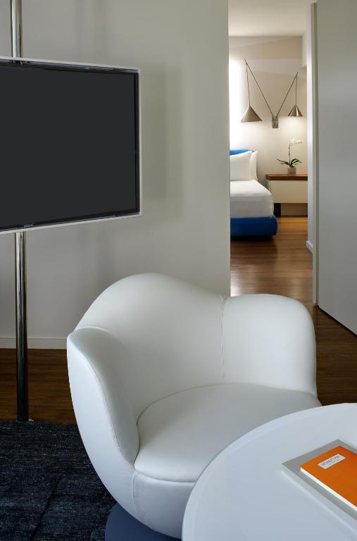 Deluxe One-Bedroom Suite