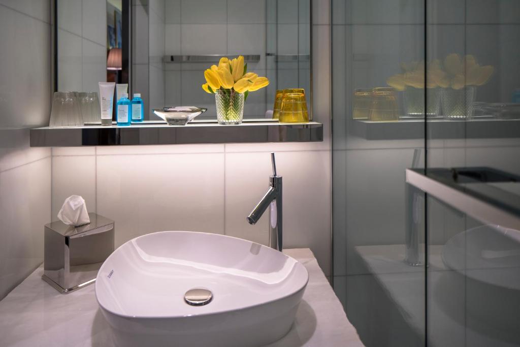 King Room with Roll-In Shower – Disability Access