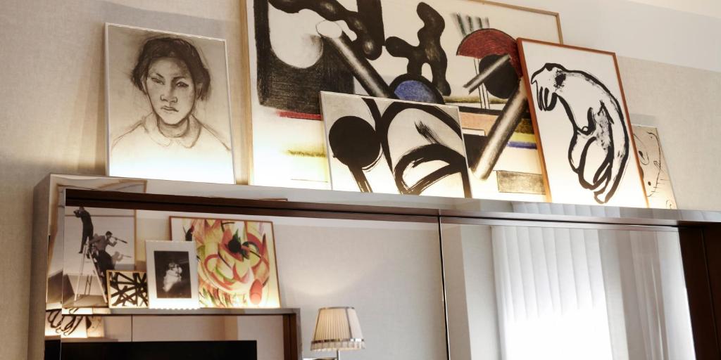 King Room with Roll-In Shower – Disability Access