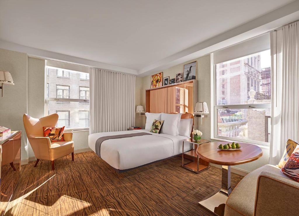 King Room with Roll-In Shower – Disability Access