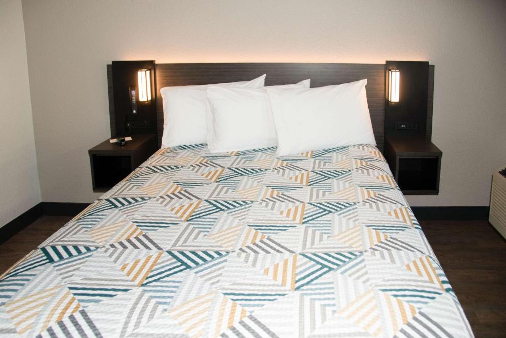 Deluxe Queen Room – Non-Smoking