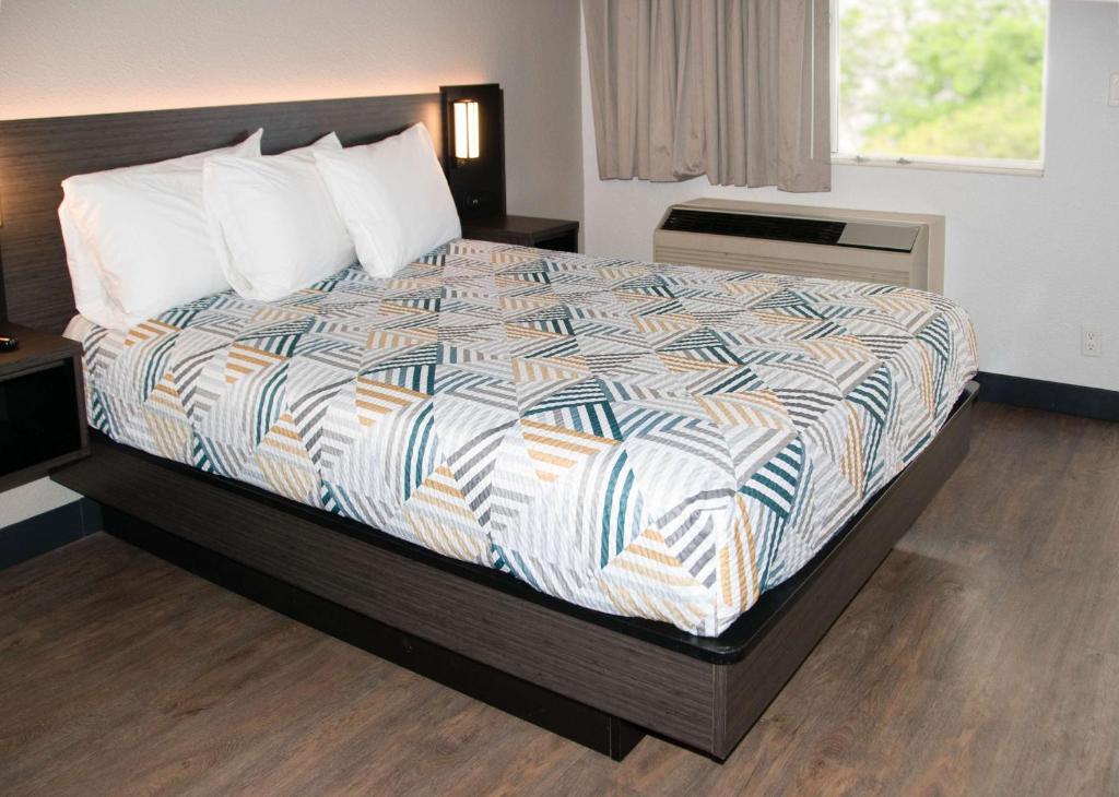 Deluxe Queen Room – Non-Smoking