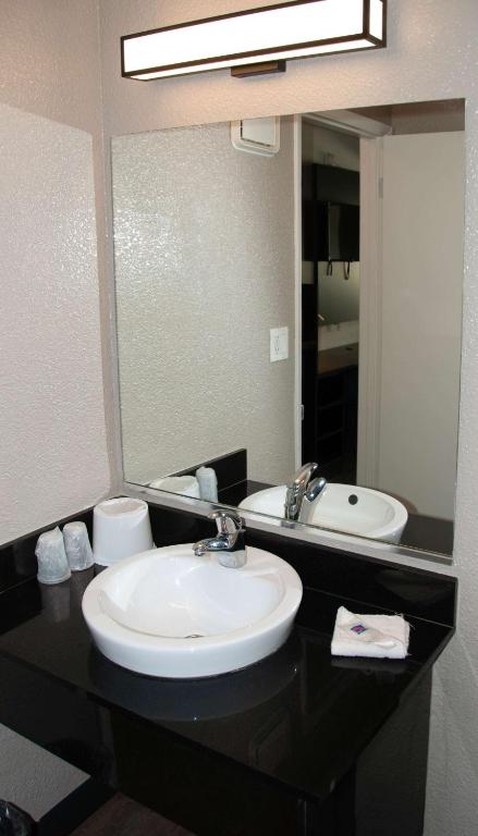 Deluxe Queen Room – Non-Smoking