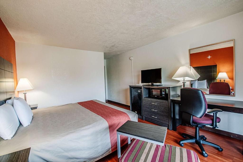 Deluxe King Room – Non-Smoking