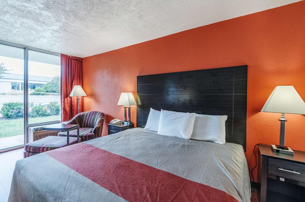 Deluxe King Room – Non-Smoking