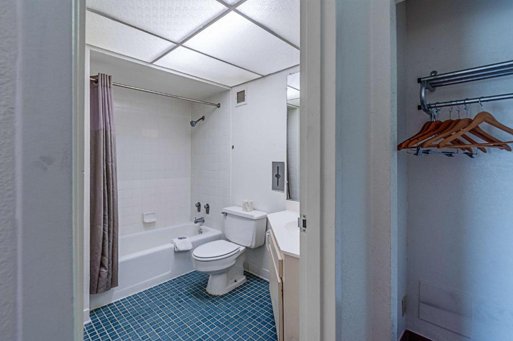 Deluxe King Room – Non-Smoking