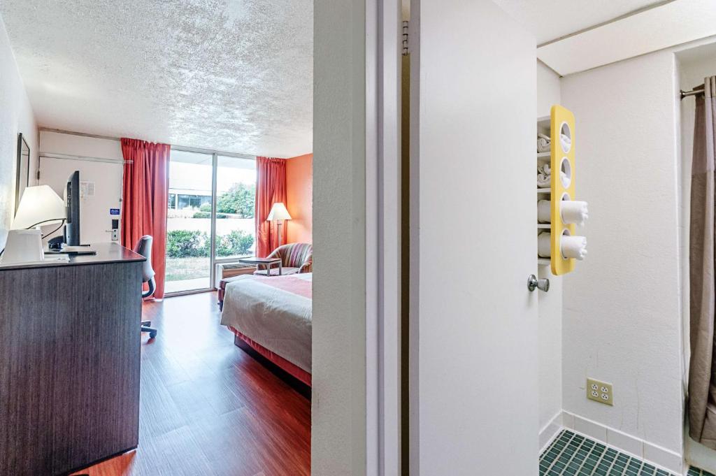 Deluxe King Room – Non-Smoking