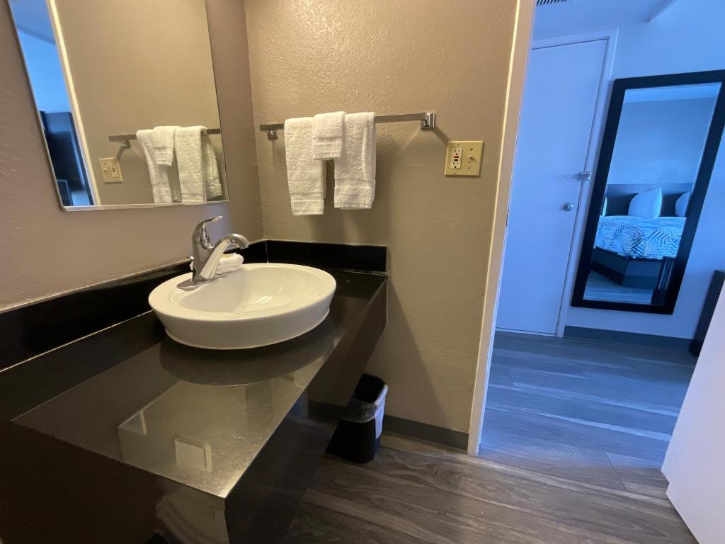 Deluxe King Room – Non-Smoking