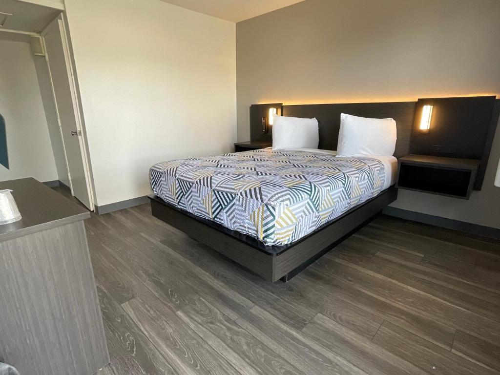 Deluxe King Room – Non-Smoking