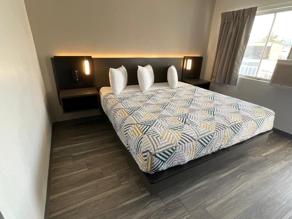 Deluxe King Room – Non-Smoking