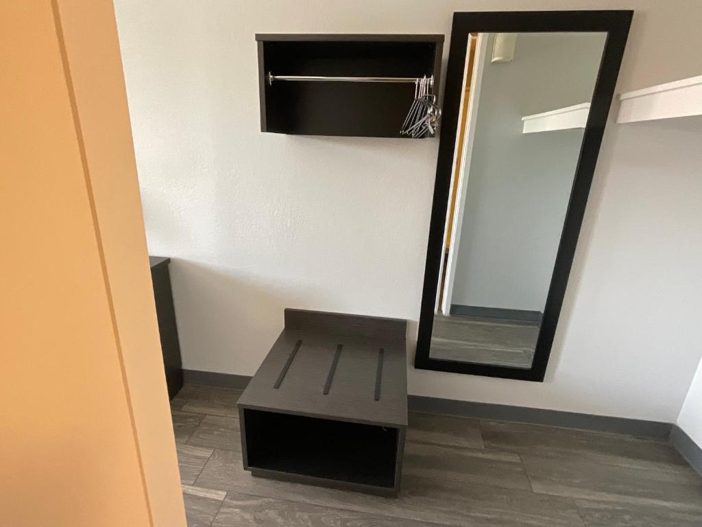 Queen Room – Disability Access – Non-Smoking