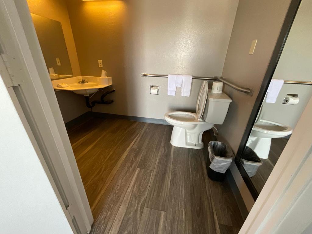 Queen Room – Disability Access – Non-Smoking