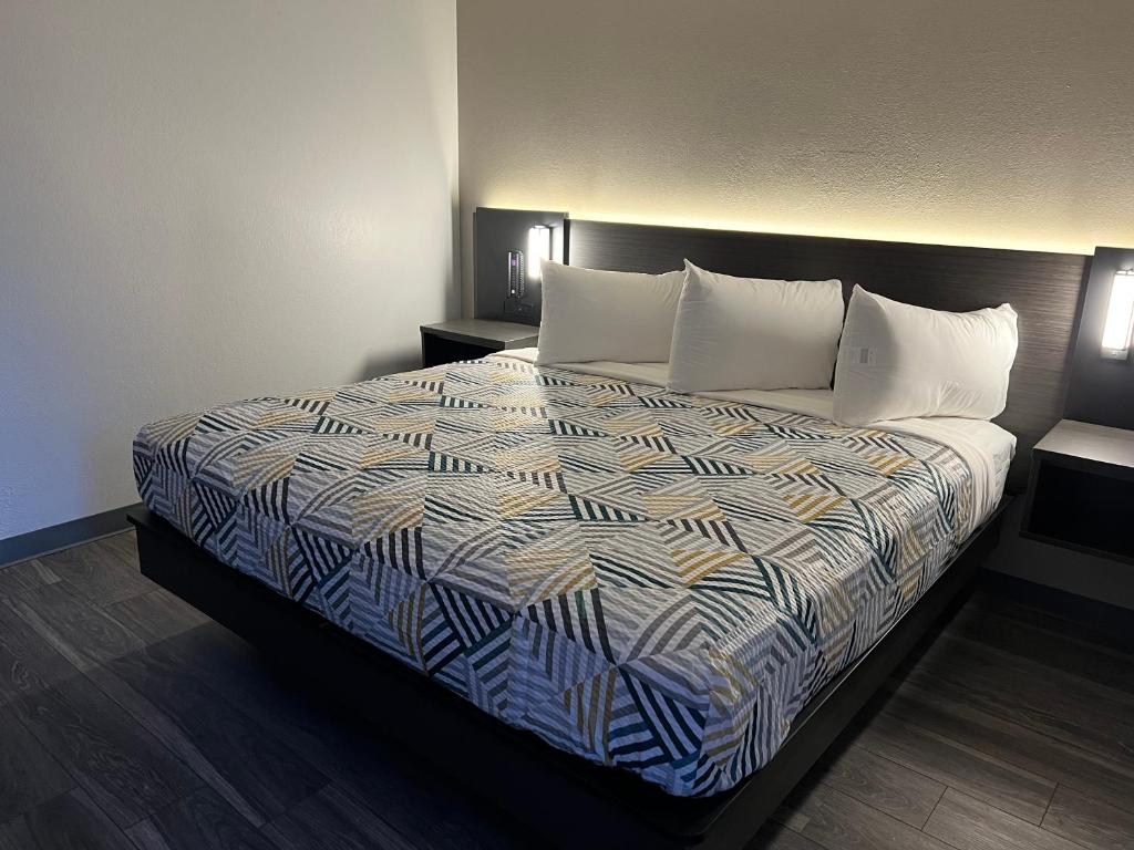 Queen Room – Disability Access – Roll in Shower