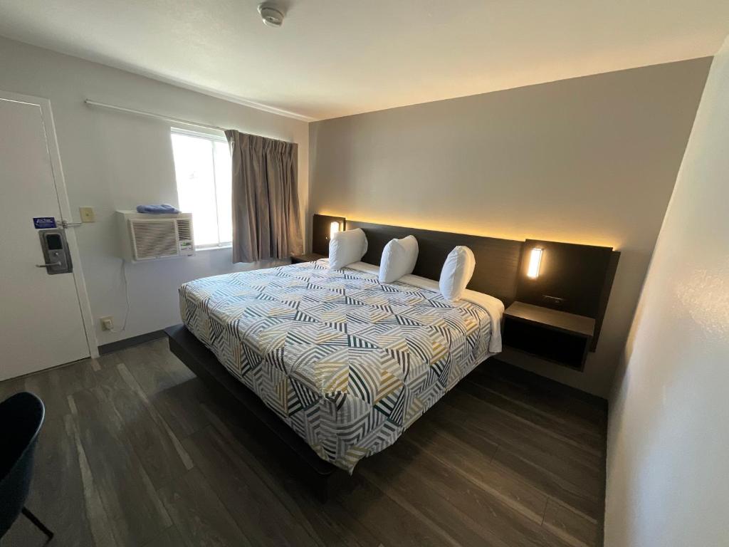 Queen Room – Disability Access – Roll in Shower