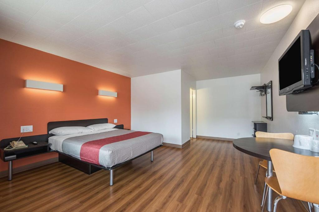 Queen Room – Non-Smoking