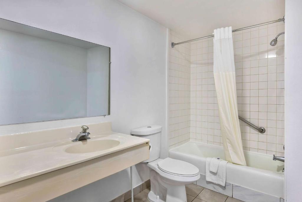 Deluxe King Room – Non-Smoking