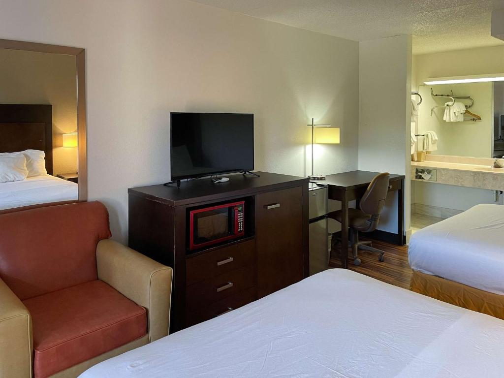 Queen Room with Two Queen Beds – Smoking