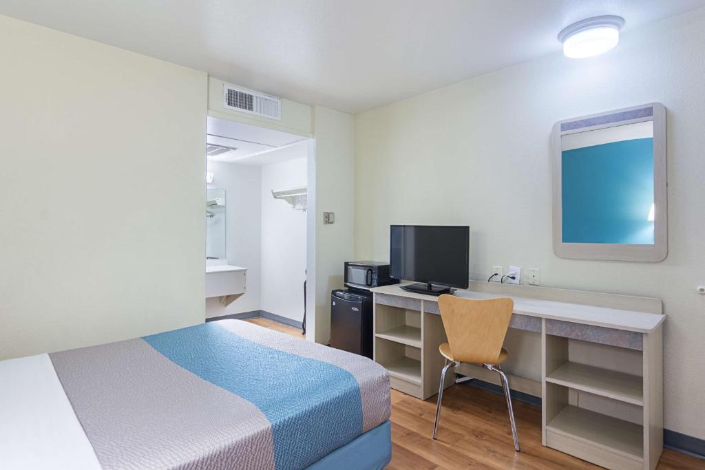 Deluxe Queen Room – Non-Smoking