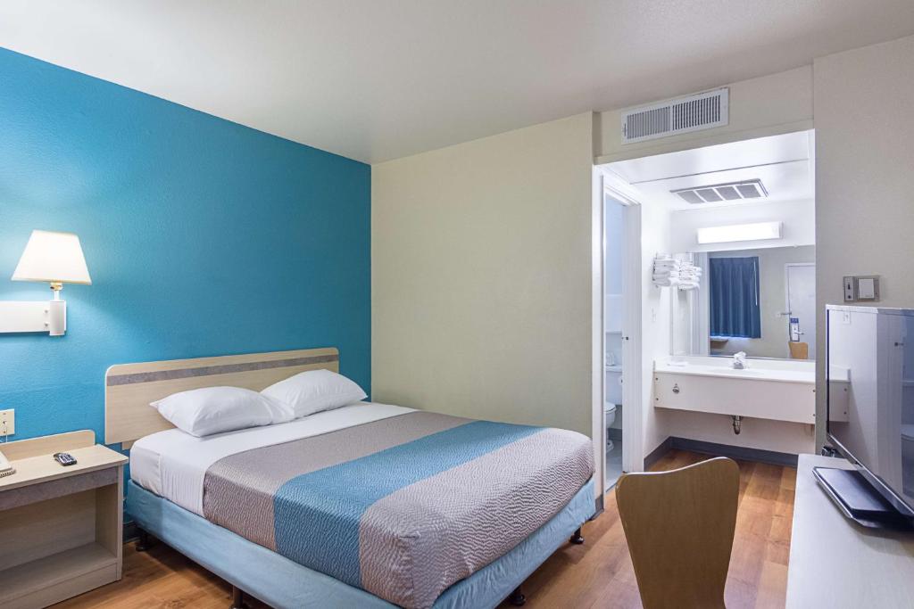 Queen Room – Non-Smoking