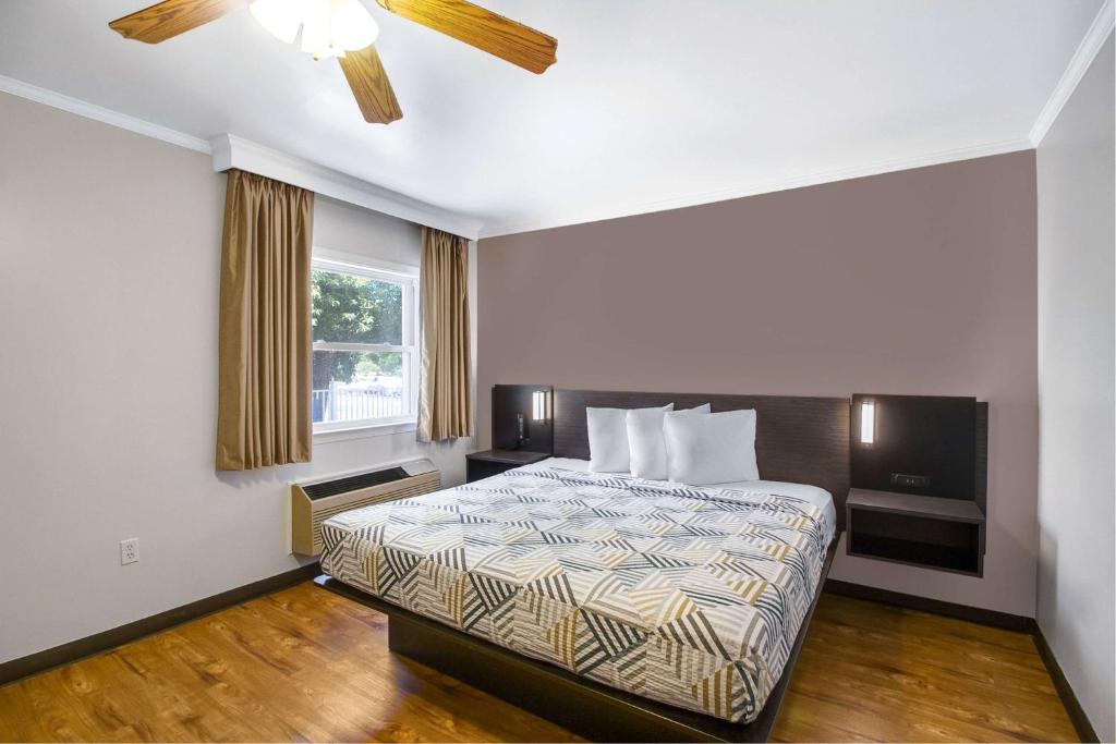 Deluxe King Room – Non-Smoking