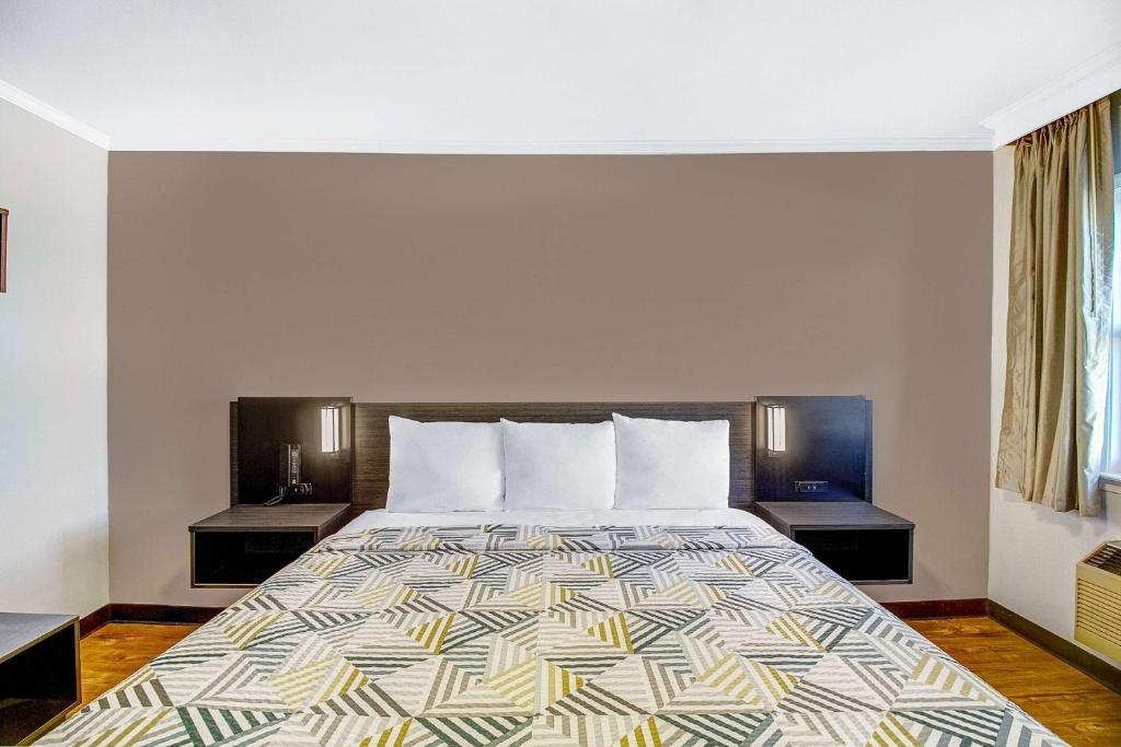 Deluxe King Room – Non-Smoking