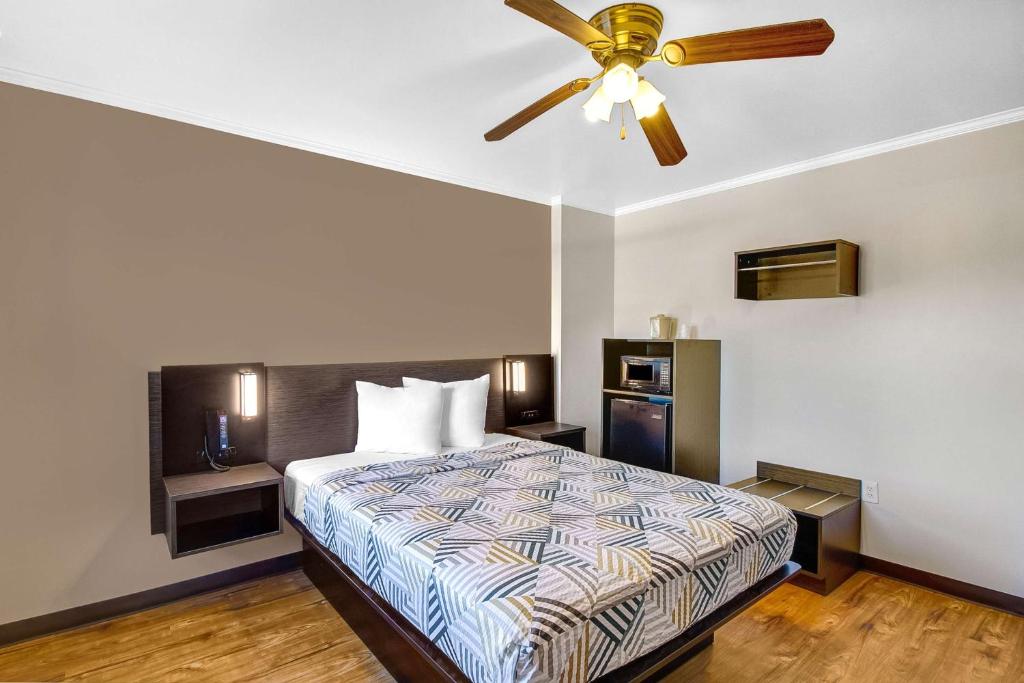 Deluxe Queen Room – Non-Smoking