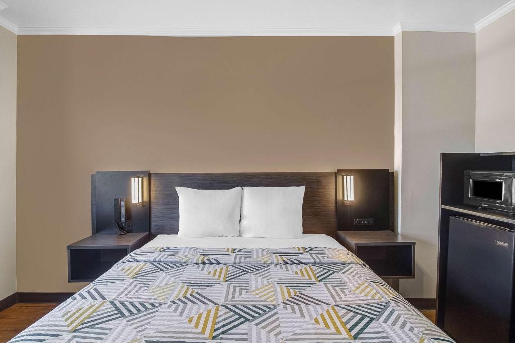 Deluxe Queen Room – Non-Smoking