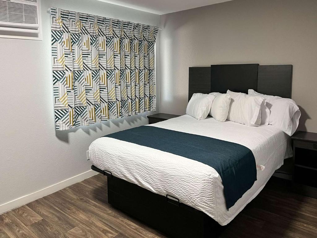 Deluxe Queen Room – Non-Smoking