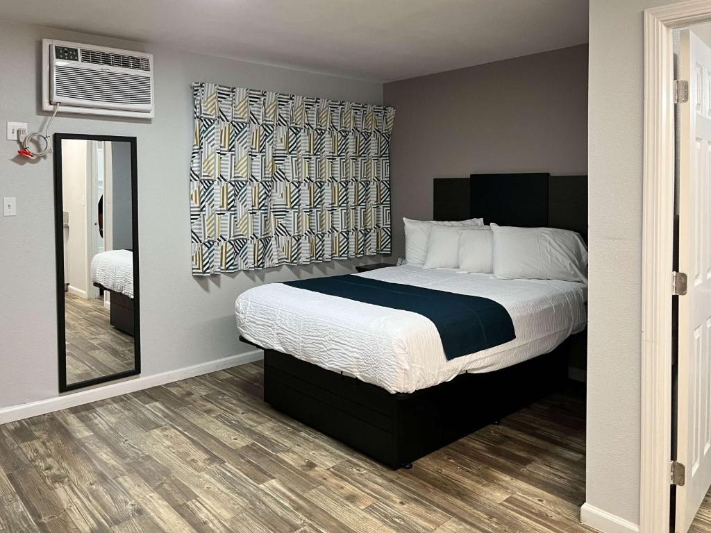 Deluxe Queen Room – Non-Smoking