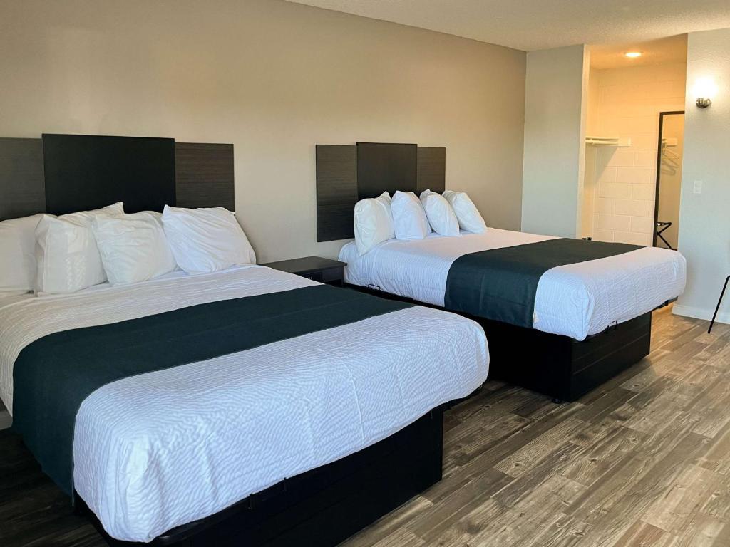 Queen Room with Two Queen Beds – Non-Smoking