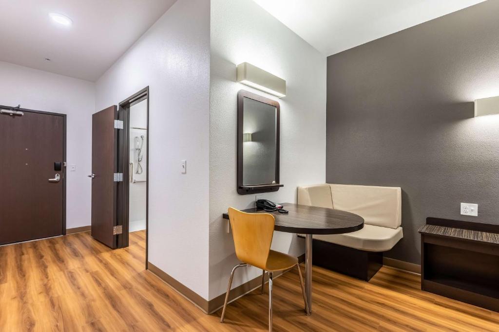 Deluxe Queen Room with Two Queen Beds – Non-Smoking