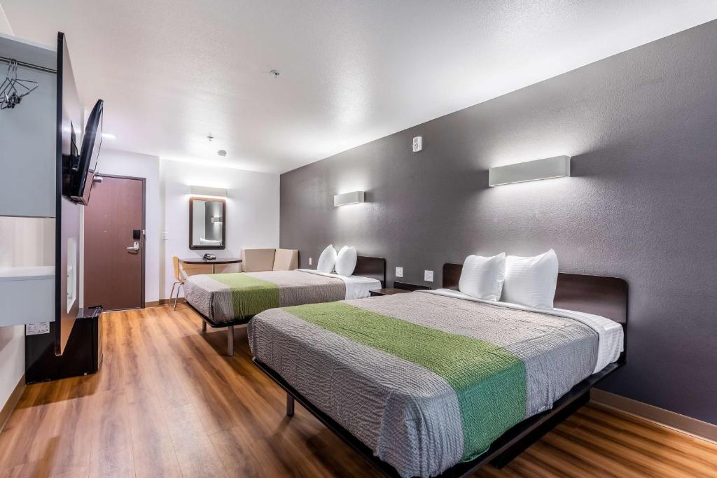 Deluxe Queen Room with Two Queen Beds – Non-Smoking