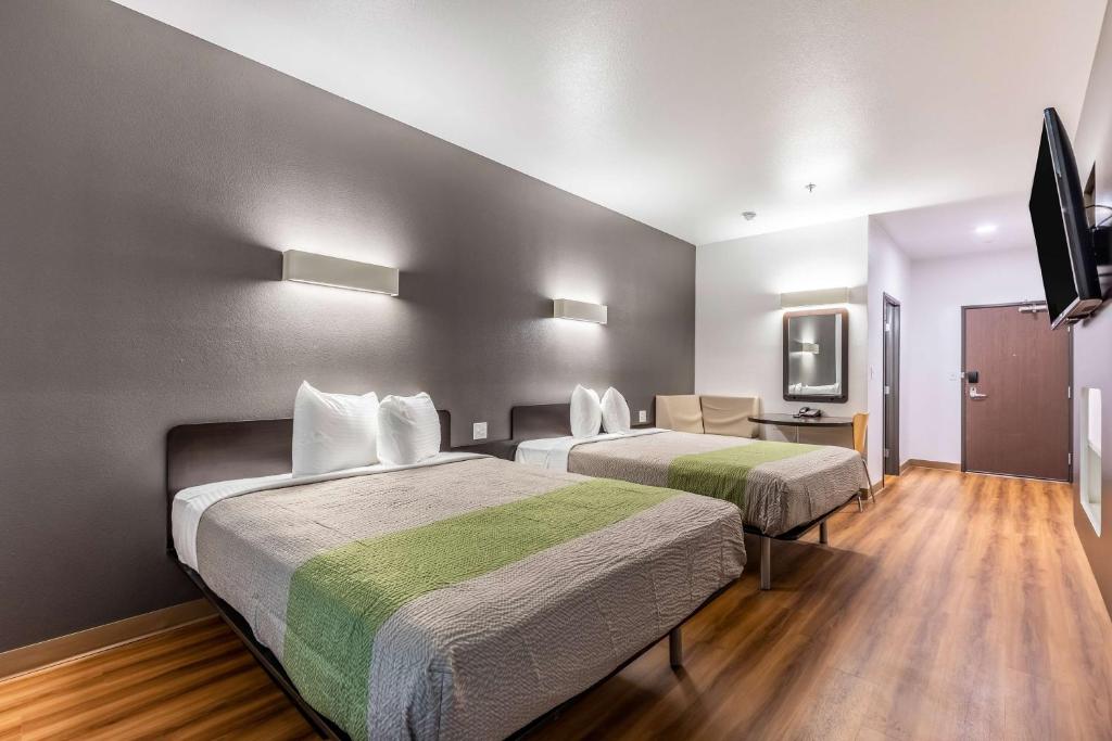 Deluxe Queen Room with Two Queen Beds – Non-Smoking