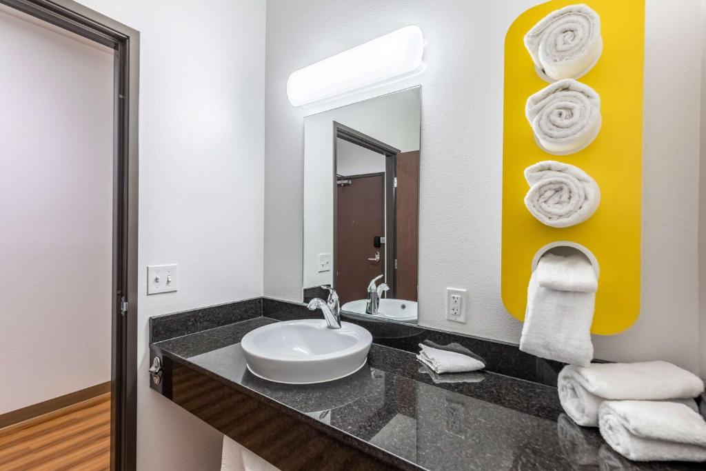 Deluxe Queen Room with Two Queen Beds – Non-Smoking