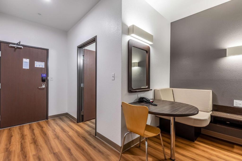 Deluxe Queen Room with Two Queen Beds – Non-Smoking