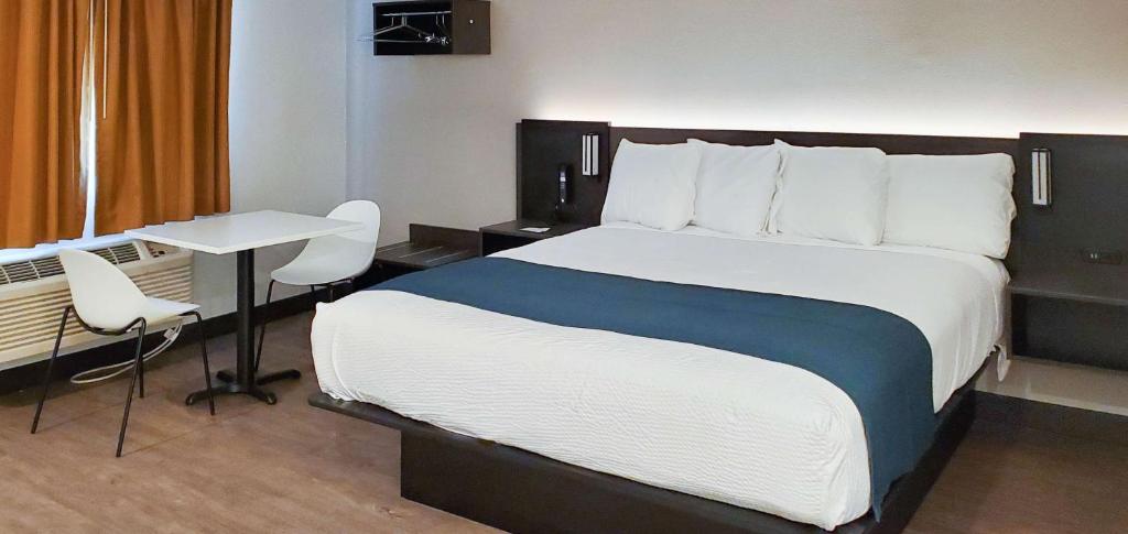 Deluxe King Room – Non-Smoking