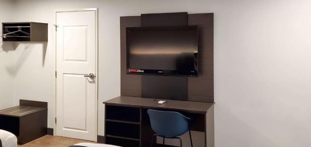 Deluxe King Room – Non-Smoking