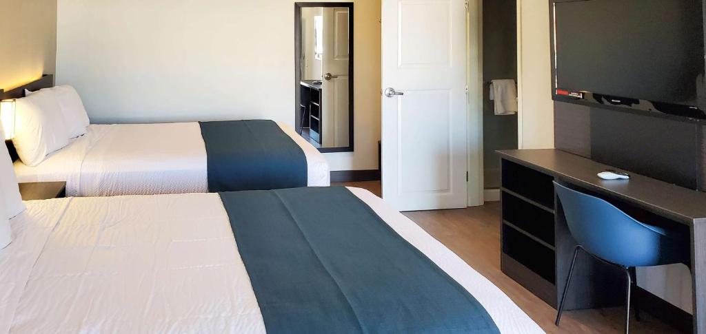 Queen Room with Two Queen Beds – Non-Smoking