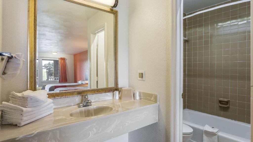 Deluxe King Room – Non-Smoking