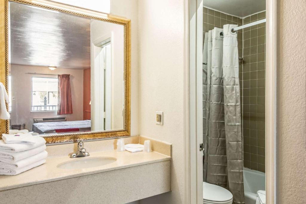 Deluxe King Room – Non-Smoking