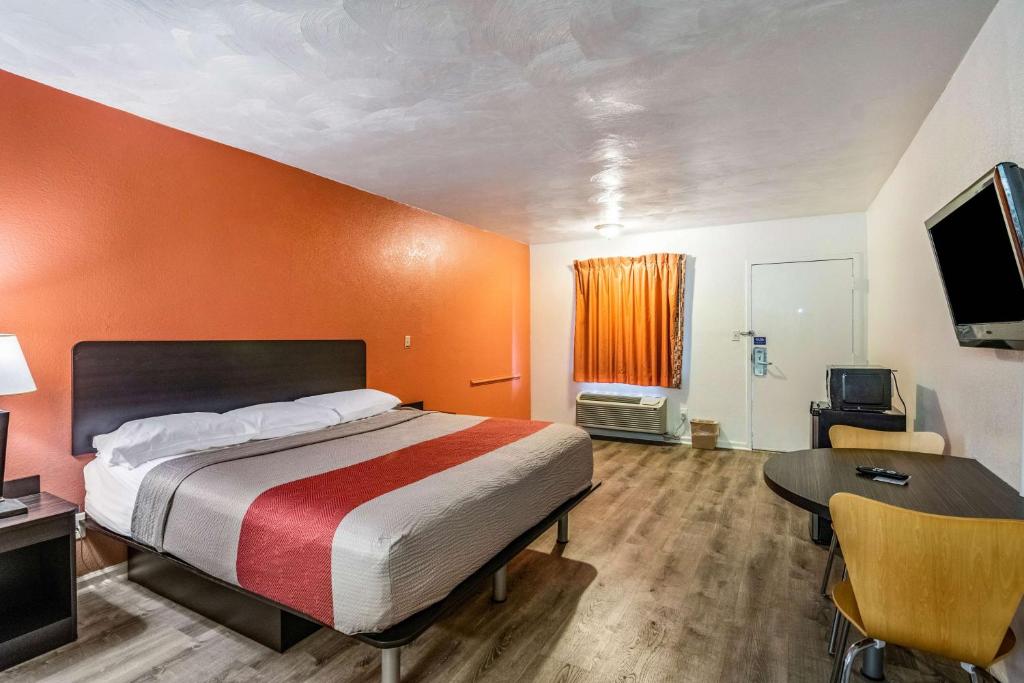 Deluxe King Room – Non-Smoking