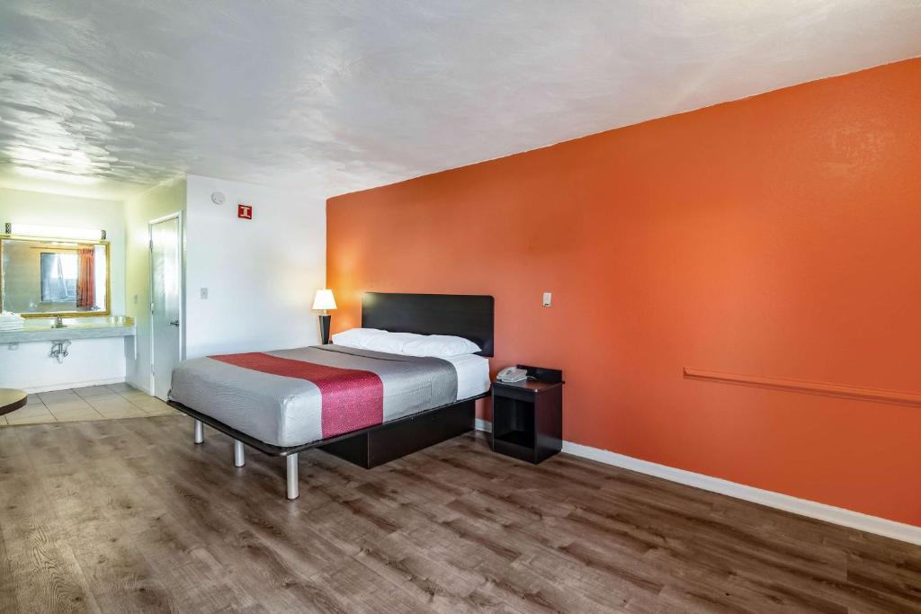 Deluxe King Room – Non-Smoking