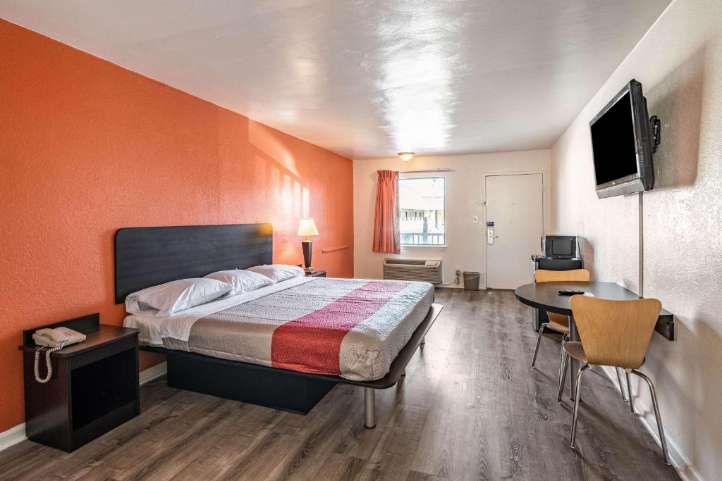 Deluxe King Room – Non-Smoking