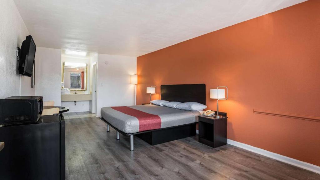 Deluxe King Room – Non-Smoking