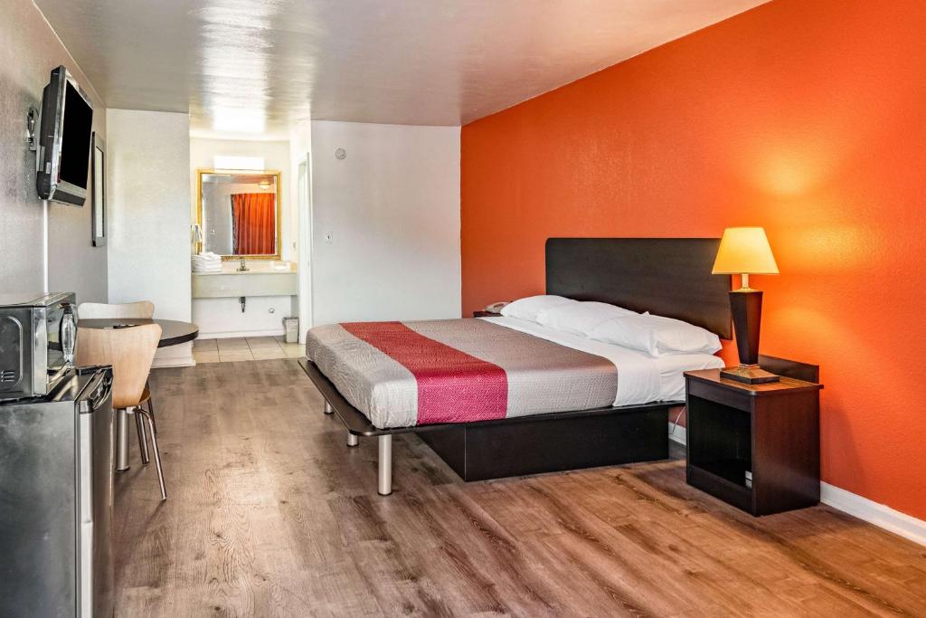 Deluxe King Room – Smoking