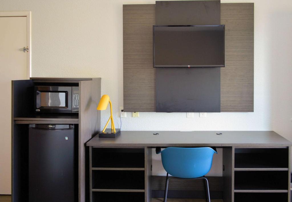 Deluxe Queen Room – Non-Smoking