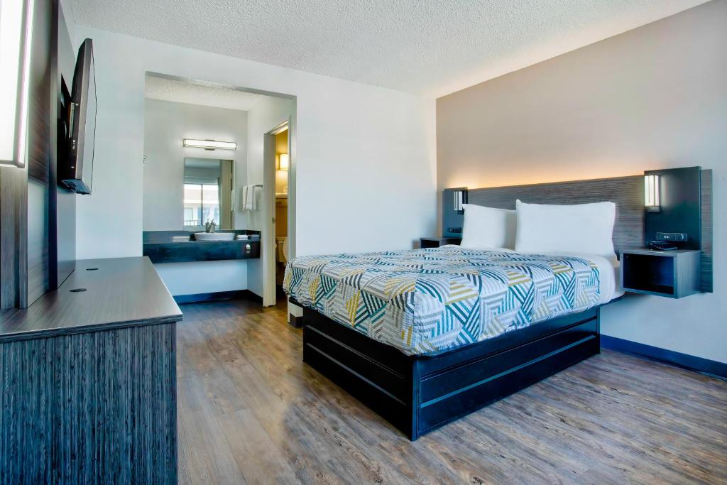 Deluxe King Room – Non-Smoking