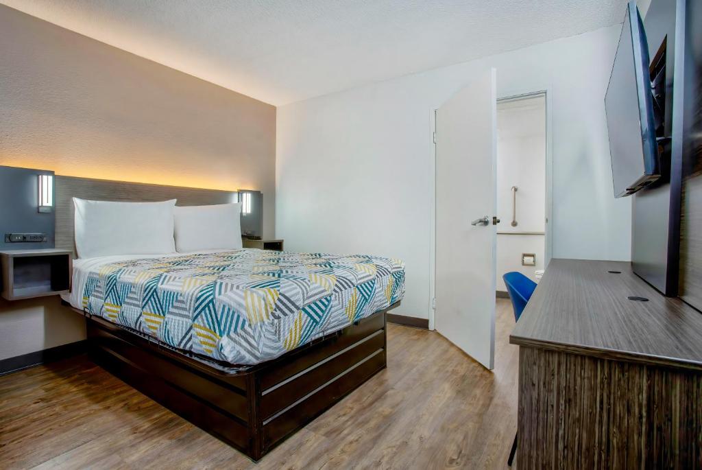 Deluxe King Room – Non-Smoking