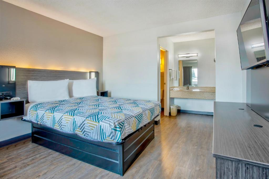 Deluxe King Room – Non-Smoking