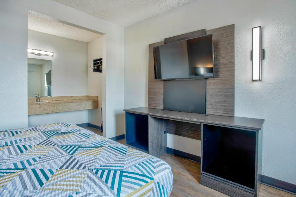 Deluxe King Room – Non-Smoking